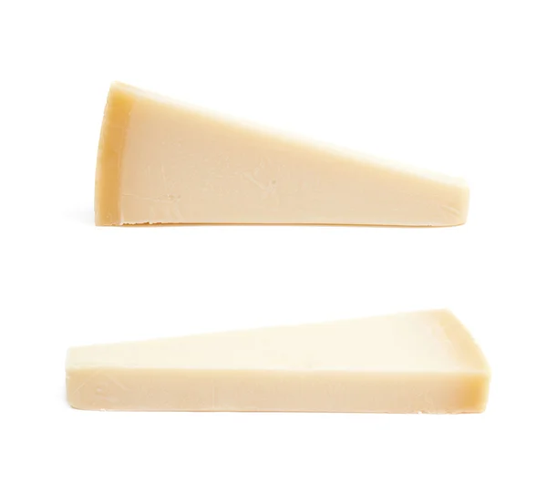 Stuk van een Parmezaanse kaas geïsoleerd — Stockfoto