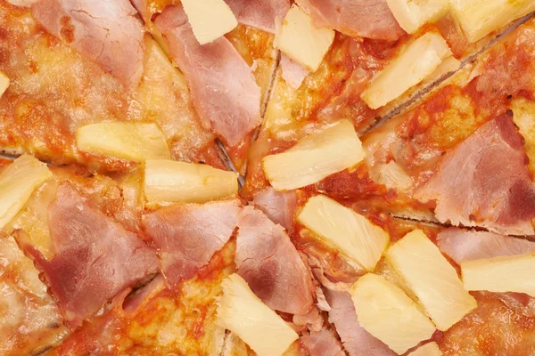 Hawai pizza parçası yakın çekim