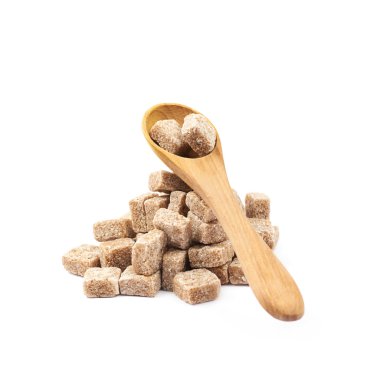 İzole kahverengi şeker küpleri yığını