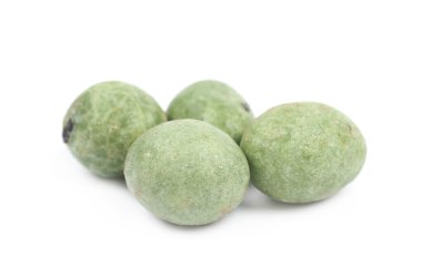 İzole yeşil wasabi kaplı fıstık
