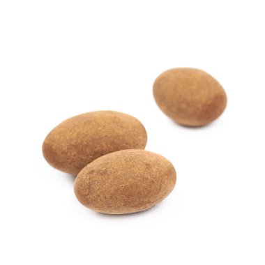 Çikolata kaplı badem fındık izole