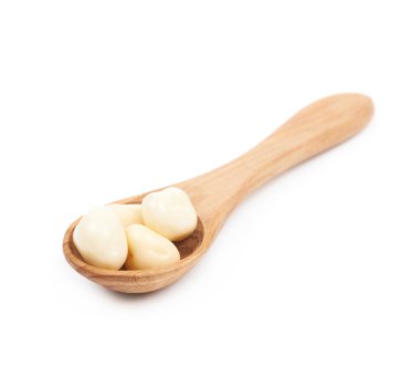 Kaşık çikolata şekerleme izole