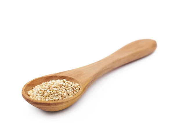 Colher cheia de sementes de quinoa isoladas — Fotografia de Stock