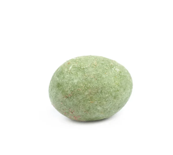Зеленый арахис с покрытием васаби изолирован — стоковое фото