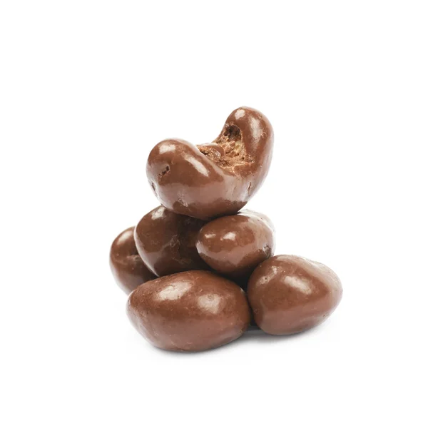 Изолированные орехи кешью с шоколадом — стоковое фото