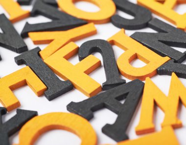 Ahşap harfleri ile kaplı yüzey