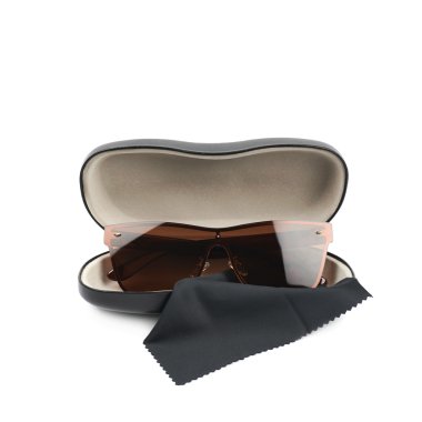 Siyah deri çanta için izole gözlük
