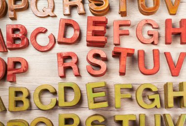 Birden çok ahşap harflerle kaplı yüzey