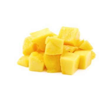 İzole mango meyve küpleri yığını