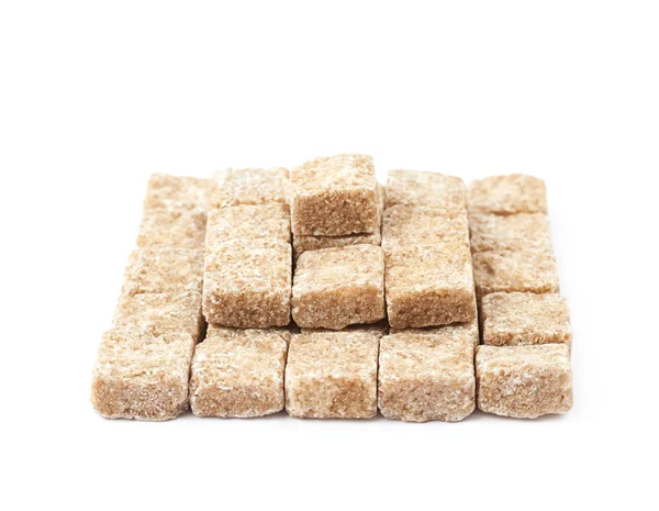 Haufen brauner Zuckerwürfel isoliert — Stockfoto
