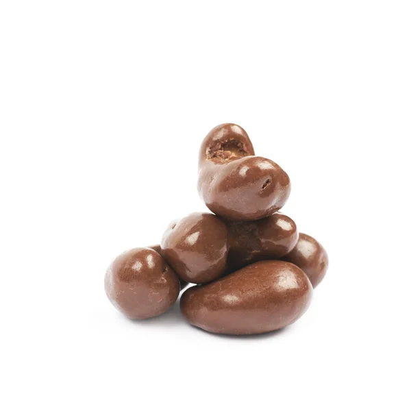 Anacardos recubiertos de chocolate aislados — Foto de Stock