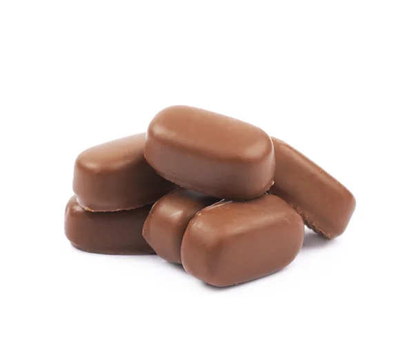 Cukierki czekoladowe toffi powlekane na białym tle — Zdjęcie stockowe