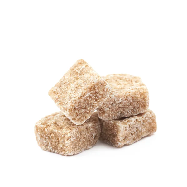 Haufen brauner Zuckerwürfel isoliert — Stockfoto