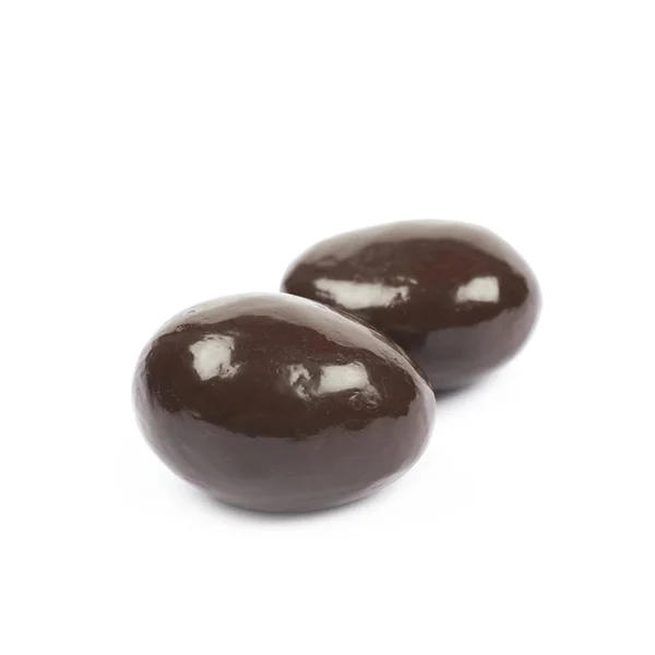 Шоколадные миндальные орехи изолированы — стоковое фото