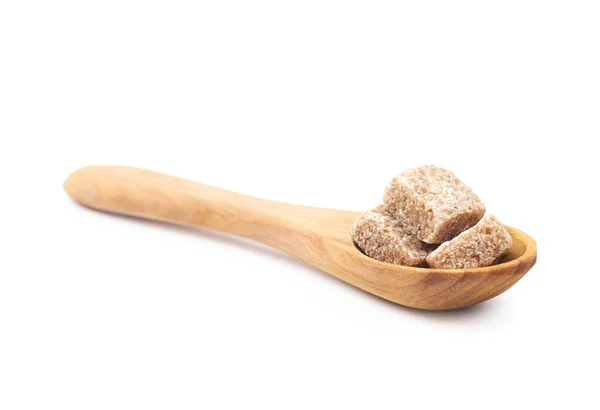 Zuckerwürfel im Löffel isoliert — Stockfoto