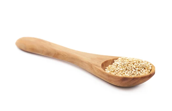 Colher cheia de sementes de quinoa isoladas — Fotografia de Stock