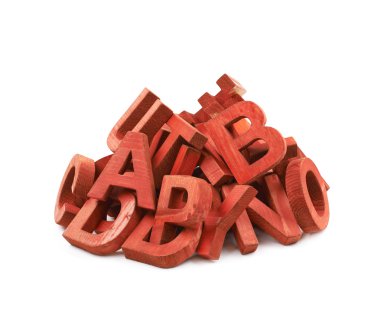 Boyalı ahşap harfler yığını