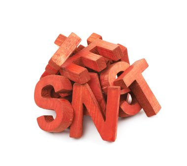 Boyalı ahşap harfler yığını