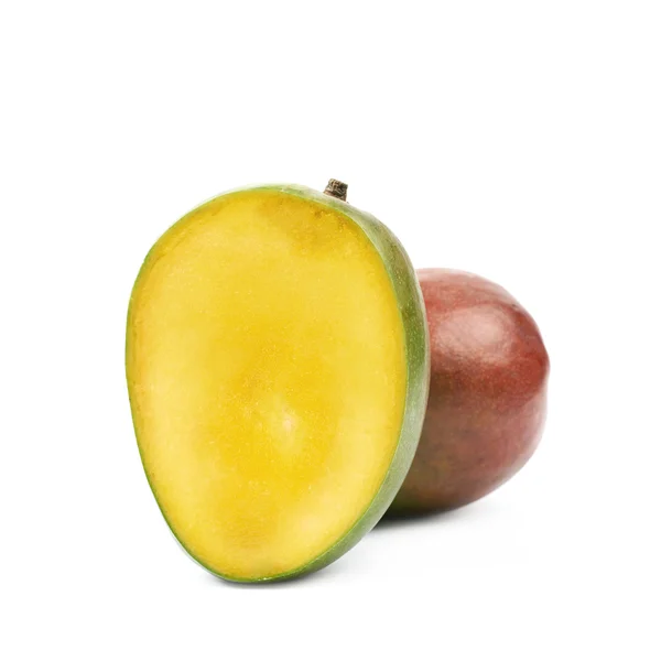 Skivad och skär mango frukt isolerade — Stockfoto