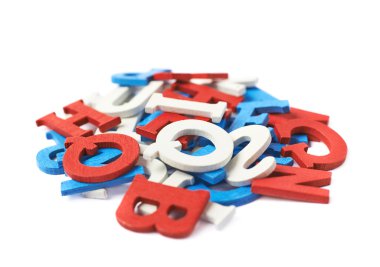 Boyalı ahşap harfler izole yığını