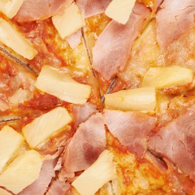 Hawai pizza parçası yakın çekim