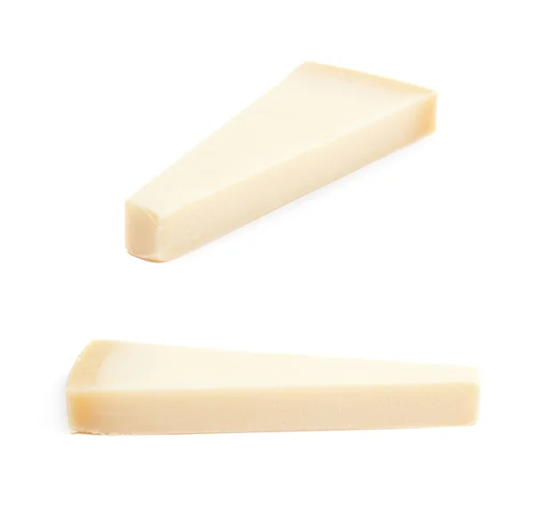 Kus sýra parmezán, izolované — Stock fotografie