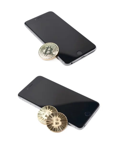 Gyllene bitcoin över mobiltelefonen — Stockfoto