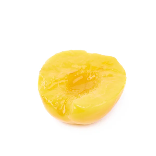 Konserverad persika hälften isolerade — Stockfoto