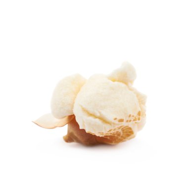 İzole yarı açılan patlamış mısır çekirdek