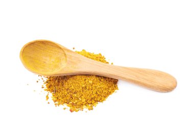 Toz köri baharatı izole yığını