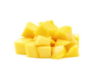İzole mango meyve küpleri yığını
