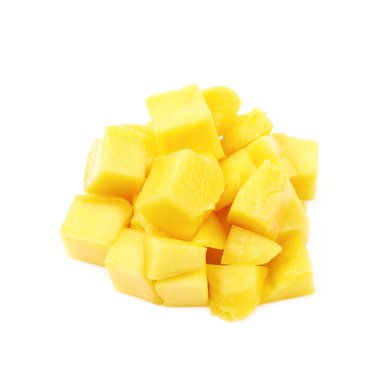 İzole mango meyve küpleri yığını