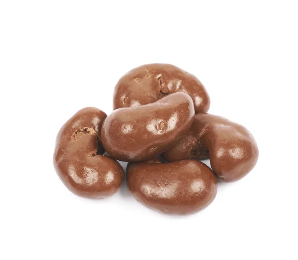 Изолированные орехи кешью с шоколадом — стоковое фото
