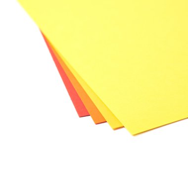 Bükülmüş renkli A4 yaprak yığını