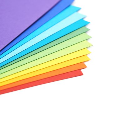 Bükülmüş renkli A4 yaprak yığını