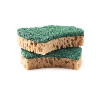 İzole iki mutfak süngerler