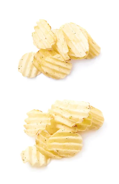 Kupie kilka chipsów ziemniaczanych na białym tle — Zdjęcie stockowe