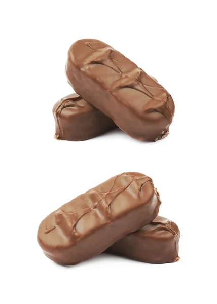Schokoladenriegel mit Kokosnüssen isoliert — Stockfoto