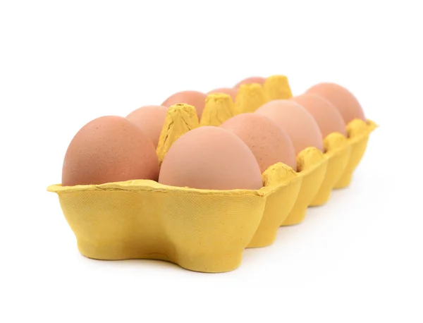 Żółty jajko karton na białym tle — Zdjęcie stockowe