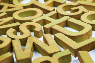 Birden çok ahşap harflerle kaplı yüzey