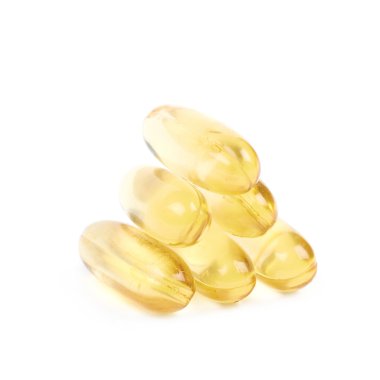 İzole softgel hapları yığını