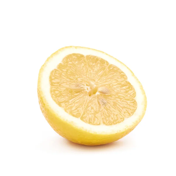 La mitad de una fruta de limón aislado — Foto de Stock