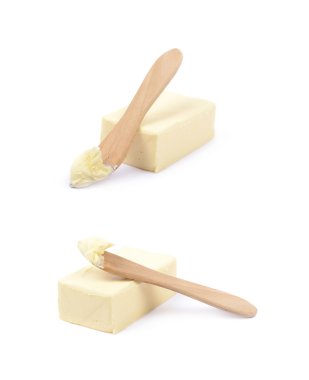 Bir parça tereyağı izole üzerinde bıçak