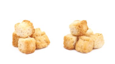 Sarımsak croutons izole yığını