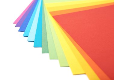 Bükülmüş renkli A4 yaprak yığını