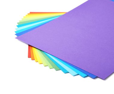 Bükülmüş renkli A4 yaprak yığını