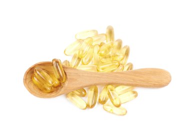 İzole softgel hapları yığını