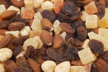 Kurutulmuş meyve ve fındık karışımı.