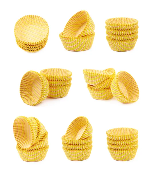 Papel amarillo cupcake taza aislada —  Fotos de Stock