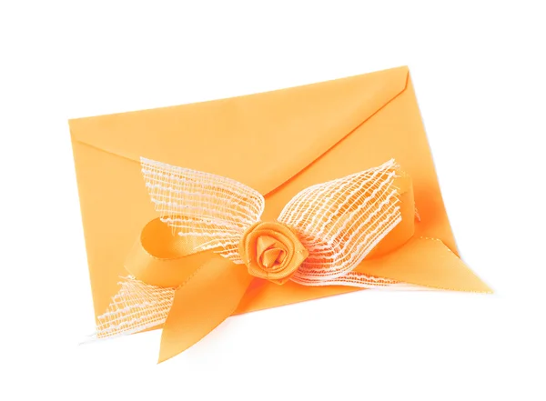 Enveloppe en papier décorée avec l'arc — Photo